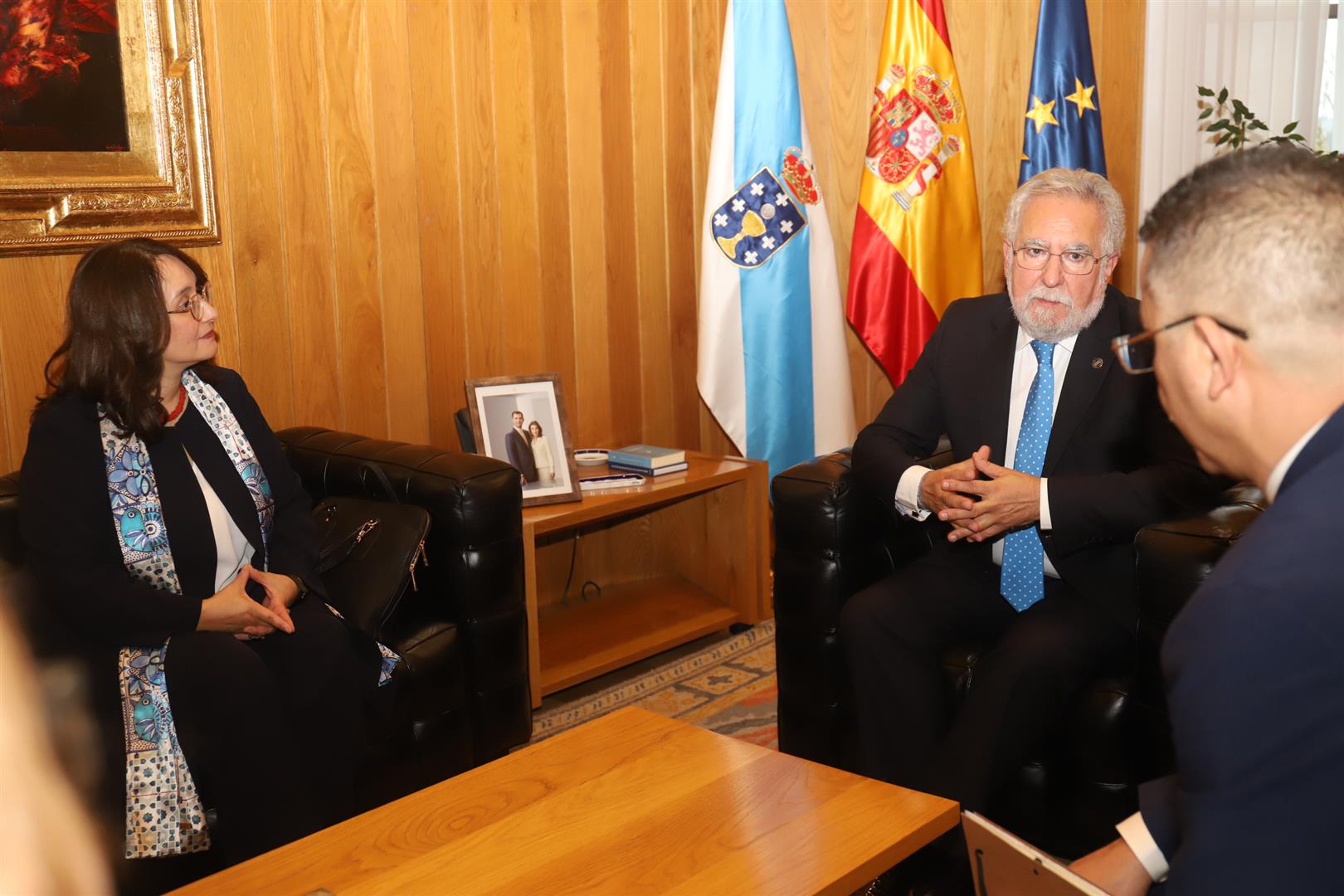 Foto da noticia:A embaixadora de Túnez visita o Parlamento galego   